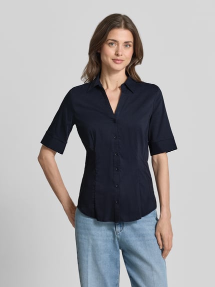 Frauenmodel trägt Hemdbluse im Halbarm-Design von More & More in Dunkelblau, taillierte Passform, Baumwoll-Mix, Ganzkörperansicht von vorne.