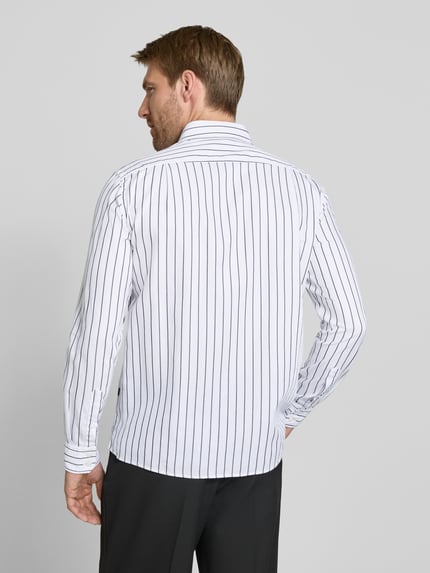 Männermodel trägt Regular Fit Freizeithemd aus Baumwoll-Lyocell-Mix Modell 'H-ROB-SP-P-263' von BOSS, weiße Basis mit schwarzen Streifen, Herren Freizeithemd, Ganzkörperansicht Rückansicht.
