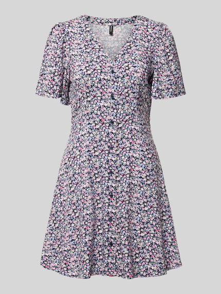 Produktfoto, Leicht ausgestelltes Minikleid aus reiner Viskose Modell 'ALBA' von Vero Moda, Optik: Unifarben, Passform: Leicht, Mini-Länge, V-Ausschnitt, Taillengürtel, Knopfleiste, Kurzarm, Weite Ärmel, Material: Reine Viskose, florales Farbmuster, glatte Textur.