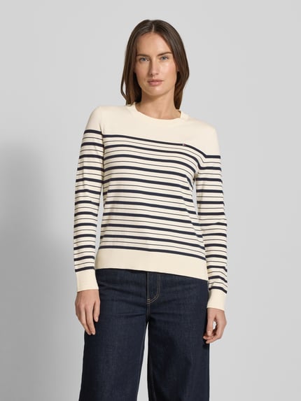 Frauenmodel trägt Regular Fit Strickpullover aus Baumwoll-Mix von Tommy Hilfiger, Optik: gestreift, Rippstrick, Ganzkörperansicht von vorne.