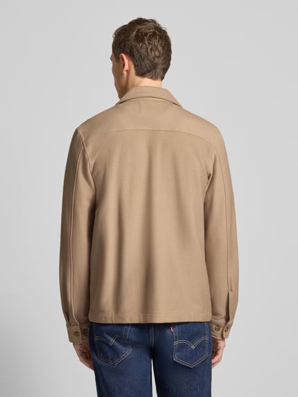 Männermodel trägt Regular Fit Hemdjacke aus reiner Bio-Baumwolle Modell 'OLIVER' von SELECTED HOMME, Optik: Unifarben, Ganzkörperansicht Rückansicht