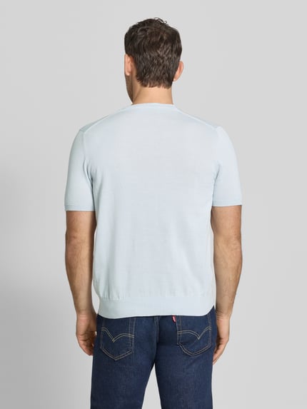 Männermodel trägt Strickshirt mit Rundhalsausschnitt von MARKUP, Regular Fit, hellblau, glatte Textur, Rückenlänge M 60 cm, Ganzkörperansicht Rückansicht.