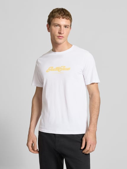Männermodel trägt Regular Fit T-Shirt mit Logo-Print von JACK & JONES, reine Baumwolle, Rundhalsausschnitt, weiße Farbe, Ganzkörperansicht von vorne