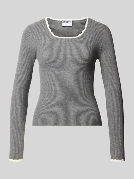 Produktfoto, Slim Fit Pullover mit Woll-Anteil von Jake*s Casual in Grau mit gerippter Textur und weißen Abschlusskanten auf hellem Hintergrund