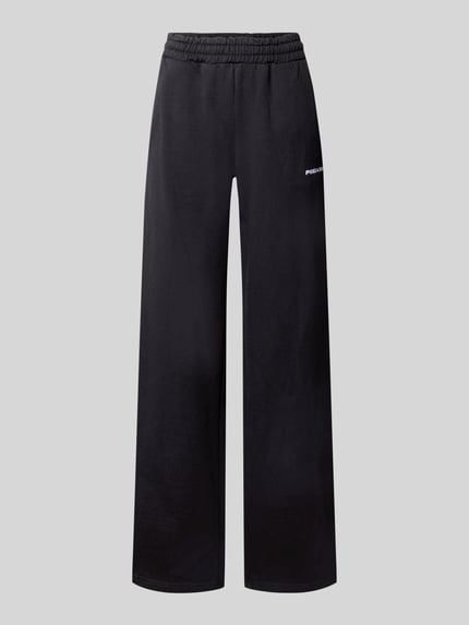 Produktfoto, schwarze Wide Fit Sweatpants aus Baumwoll-Mix Modell 'ANNI' von PEGADOR, elastischer Bund, Label-Detail, glatte Textur