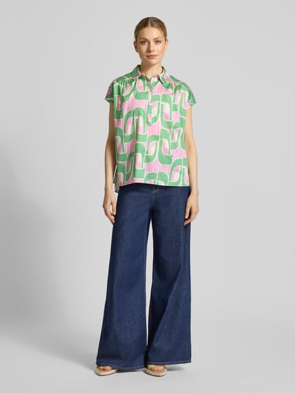 Vrouwenmodel draagt Regular Fit Bluse im Allover-Look van Milano Italy in roze en groen met hemdkraag, kapmouwen, pure katoen, voorkant volledig,