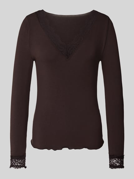 Produktfoto, donkerbruin shirt met lange mouwen, kanten details aan V-hals en mouwen, Slim Fit Langarmshirt aus Modal-Mix mit Woll-Anteil Modell 'SKYE' van VERO MODA, Dames Langarmshirt
