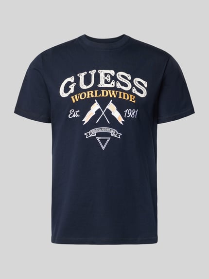 Produktfoto, T-Shirt mit Rundhalsausschnitt und Label-Stitching von Guess in Dunkelblau, reine Baumwolle, Regular-Fit, Modell 'FLAGS AND CORD', Rückenlänge 70 cm bei Größe M