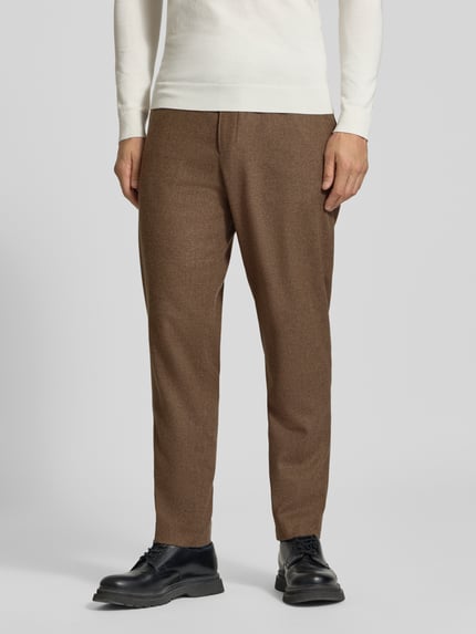 Männermodel trägt Regular Waist Business-Hose aus Wollmix von BOSS in Braun, unifarben, mit Bügelfalten und Tunnelzug, Nahaufnahme Oberkörper.
