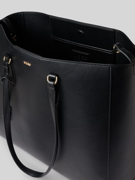 Produktfoto, Shopper mit Logo-Prägung Sandy New Tote von BOSS in Uni-Schwarz, glatte Lederoptik, rechteckige Form, sichtbare Nähte, Hauptfach, Tragehenkel, ohne Verschluss