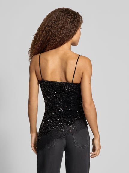 Frauenmodel trägt Regular Fit Blusentop mit Paillettenbesatz Modell 'PCKAMMY' von PIECES, schwarz, Satin und Spitze, Rückansicht, KI-modifiziertes Bild