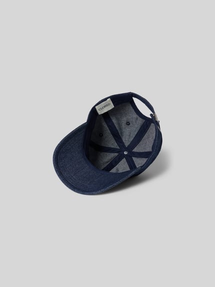 Productfoto, Base Cap in Denim-Optik van closed, donkerblauw, puur katoen, denimlook, logopatch, strapbacksluiting, curved visor