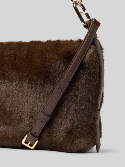 Produktfoto, Hobo Bag aus Kunstfell von FURLA, brązowe sztuczne futro, Główna przegroda z zamkiem błyskawicznym, regulowany pasek na ramię, odpinany uchwyt, Szerokość w rozmiarze 1: 24 cm, Długość w rozmiarze 1: 21 cm, Głębokość w rozmiarze 1: 10 cm, długość paska na ramię: 90 cm