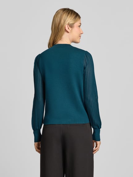 Männermodel trägt Regular Fit Strickpullover mit Stehkragen von zero, zielony odcień, materiał z mieszanki wiskozy, krój regular fit, długość pleców 52 cm, długość rękawa 61 cm, widok całej sylwetki z tyłu