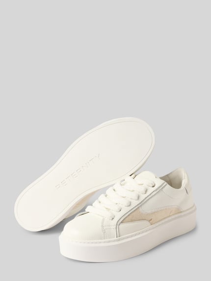 Produktfoto, Sneaker aus echtem Leder Modell 'LE PROMENEUR' von RETERNITY, weiß, abgerundete Form, glatte Sohle, Schnürverschluss, Absatzhöhe 4 cm, Schafthöhe 7 cm, Szerokość w rozmiarze 44: 9 cm, subtelne beżowe akzente, matowa tekstura