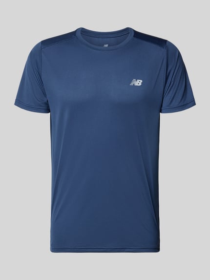 Produktfoto, Funktionsshirt mit Rundhalsausschnitt und Logo von New Balance in Dunkelblau, glatte Textur, Regular Fit, Rückenlänge 69 cm bei Größe M