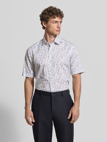 Männermodel trägt Regular Fit Freizeithemd mit Kentkragen von OLYMP, floraler Allover-Print, durchgängige Knopfleiste, Kurzärmelig, Ganzkörperansicht von vorne. Rückenlänge bei Größe 40: 85 cm, Schulterbreite 45 cm, Ärmellänge 28 cm.