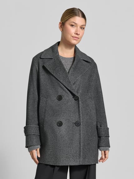 Modelka nosi Zweireihiger Kurzmantel mit Ärmelriegeln von windsor. w odcieniach szarości, mieszanka bawełny, krój regular fit, kołnierz z połami, zapięcie na guzik, dwurzędowy, wpuszczane kieszenie, patki przy mankietach, długość tyłu w rozmiarze 36: 80 cm, szerokość ramion w rozmiarze 36: 47 cm, szerokość w rozmiarze 36: 58 cm, długość rękawów w rozmiarze 36: 56 cm, faktura gładka, całkowity widok z przodu