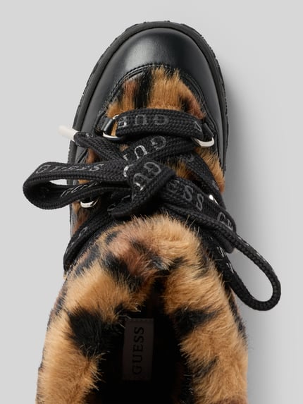 Productfoto, Schnürschuhe met logo-detail model 'Uneek' van Guess met kunstbont, afgeronde pasvorm, profielzool, zwart-bruin, detailopname.