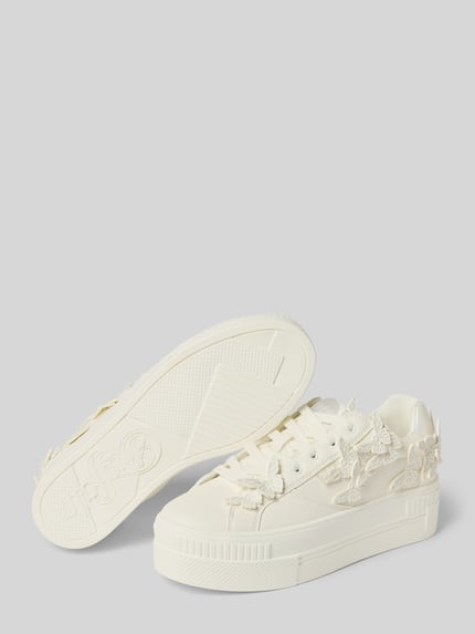 Productfoto, crèmekleurige Sneaker met afgeronde neus en vetersluiting, model 'PAIRED BUTTERFLY' van Buffalo, platea zool, 5 cm hak, 7 cm schachthoogte en -breedte, 3D vlinder applicaties, glad oppervlak, subtiel reliëf