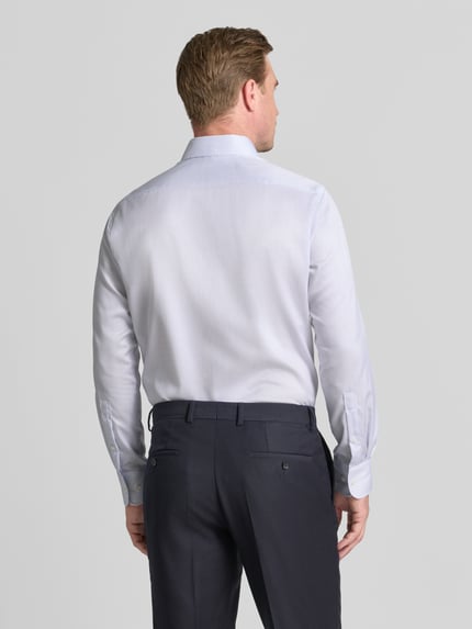 Männermodel trägt Regular Fit Business-Hemd in hochwertiger Two Ply Qualität von Christian Berg Men, Unifarbenes-Design, Rückenansicht.