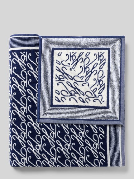 Produktfoto, Handtuch aus reiner Baumwolle Modell 'Script Towel' von TOMMY HILFIGER, Optik:Allover-Muster, Logo-Print, Frottee-Struktur, dunkelblau-weiß