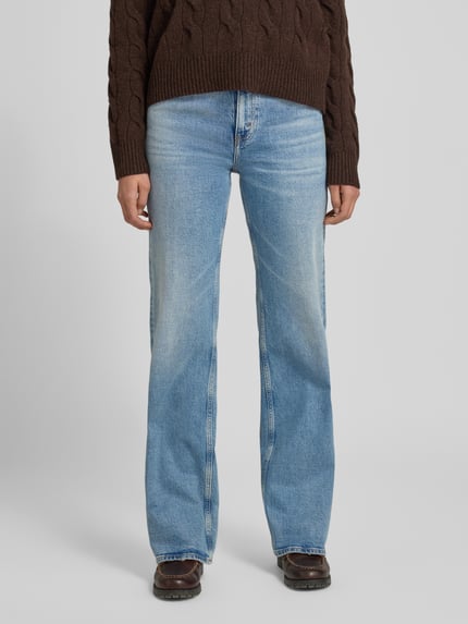 Vrouwenmodel draagt Wide Leg Jeans im Used-Look van Polo Ralph Lauren, lichtblauw, katoen-elastaan, rechte broekspijpen, vooraanzicht, close-up.