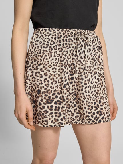 Frauenmodel trägt Shorts aus Viskose mit elastischem Bund von Jake*s Casual, Leo-Allover, Regular Fit, Nahaufnahme Oberkörper.
