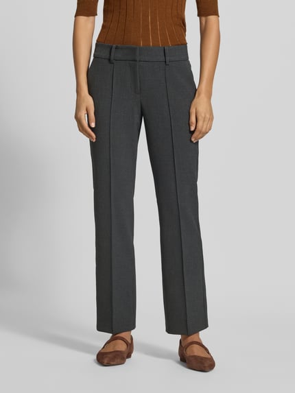 Frauenmodel trägt Regular Fit Schmale Hose mit Viskose-Baumwoll-Anteil Modell 'FARAH' von CAMBIO, dunkelgrau, Damen Schmale Hose, Ganzkörperansicht von vorne.