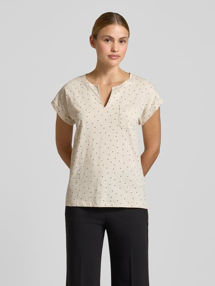 Frauenmodel trägt T-Shirt mit Brusttasche Modell 'Viva' von FREE/QUENT in Beige mit schwarzen Punkten, Serafino-Ausschnitt, Baumwolle, Ganzkörperansicht von vorne