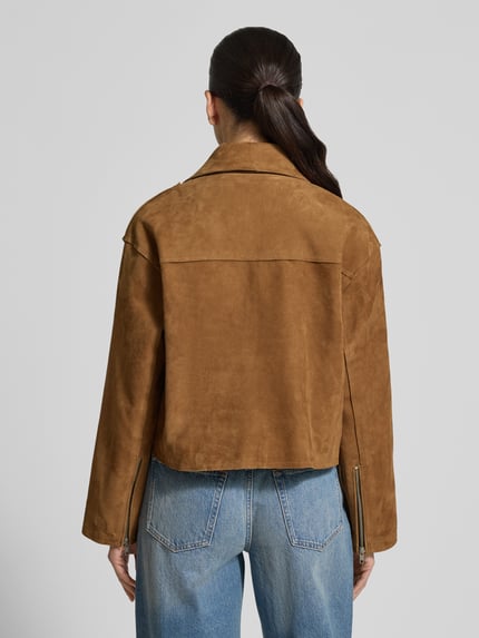 Frauenmodel trägt Lederjacke mit Reverskragen Modell 'Kaia' von STAND STUDIO aus Ziegenvelours in Braun, Gerader-Schnitt, Rückenansicht. Rückenlänge: 50 cm, Schulterbreite: 45 cm, Brustweite: 58 cm, Ärmellänge: 67 cm, Größe 36.