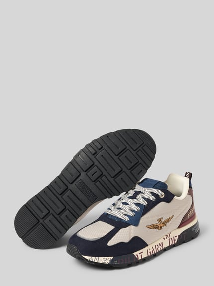 Produktfoto, Sneaker mit Logo-Detail Modell 'Napoli' von Aeronautica Militare, beige-blau, abgerundete Passform, profilierte Sohle, 3 cm Absatz, 9 cm Schafthöhe, 10 cm Schaftweite, leicht strukturierte Oberfläche