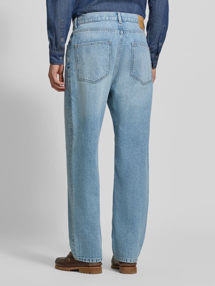 Männermodel trägt Baggy Fit Jeans mit Knopfverschluss von REVIEW, reine Baumwolle, 5-Pocket-Design, Hellblau, Ganzkörperansicht Rückansicht.
