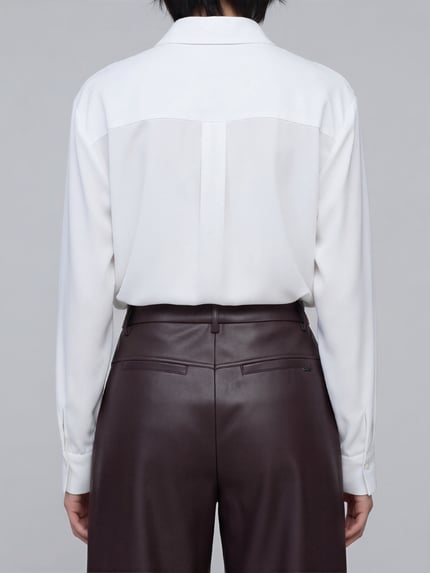 Männermodel trägt Regular Fit Leder- / Kunstlederhose mit Label-Detail Modell 'PHIBI' von Raffaello Rossi w kolorze ciemnobrązowym, gładka faktura, damska kolekcja Raffaello Rossi, Ganzkörperansicht Rückansicht.