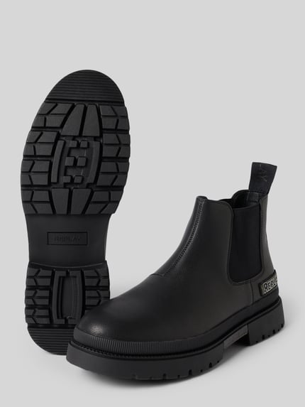Produktfoto, schwarze Boote mit elastischen Einsätzen Modell 'SANDTOWN' von Replay, abgerundete Spitze, Label-Detail, profilierte Sohle, strukturierte Leder-Optik, robustes Design, Absatzhöhe 3 cm, Schafthöhe 13 cm, Schaftweite 11 cm