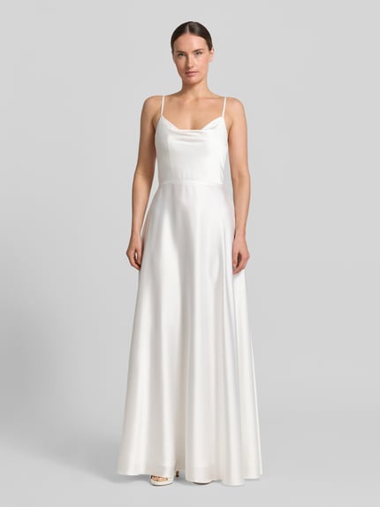 Frauenmodel trägt Abendkleid mit Spaghettiträgern von Laona in A-Linie als Maxikleid; glatter Stoff, Rückenreißverschluss, Ganzkörperansicht von vorne. Rückenlänge bei Größe 36: 111 cm, Brustweite 41 cm, Oberteil zum Binden.
