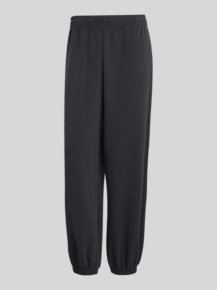 Produktfoto, Comfort Fit Sweatpants mit Logo-Print von adidas Sportswear in Schwarz, elastischer Bund und Beinabschluss, unifarbene Sweat-Textur