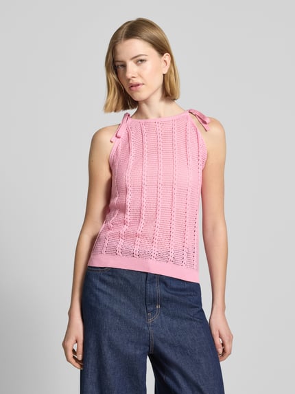 Vrouwenmodel draagt Relaxed Fit Trägertop aus Baumwoll-Mix Modell 'LUX LIGHT' van Vero Moda in effen roze met ajourpatroon, ronde hals, model met bandjes, rompzoom geribd, knitwearmateriaal, voorkant bovenlichaam close-up
