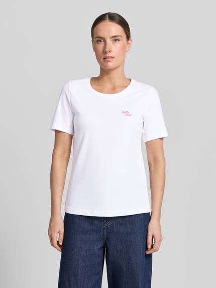 Vrouwenmodel draagt T-Shirt met Statement-Stitching en ronde hals van Christian Berg Woman, regular fit van zuiver katoen, witte kleur, voorkant volledig zichtbaar, totale lichaamsaanzicht van voren.