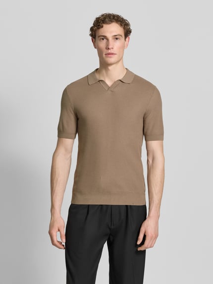 Männermodel trägt Slim Fit Poloshirt mit Viskose-Anteil von Roy Robson in Strick-Optik, Strukturmuster, Polokragen, kurzärmelig, Baumwoll-Mix, elastische Abschlüsse, Rückenlänge 67 cm bei Größe M, Ärmellänge 27 cm bei Größe M, Ganzkörperansicht von vorne.