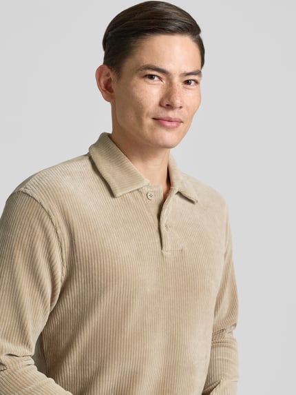 Männermodel draagt Sweatshirt met polokraag van MCNEAL in beige katoenmix met stretch, regular fit, knoopsluiting, ribboorden, Nahaufnahme Oberkörper.
