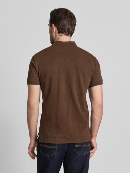 Mężczyznamodel nosi Koszulkę polo z wyhaftowanym logo Polo Ralph Lauren z bawełny, krój regular fit, kołnierzyk polo, listwa guzikowa, prążkowane zakończenia rękawów, długość tyłu w rozmiarze M: 68 cm, widok całej sylwetki z tyłu.
