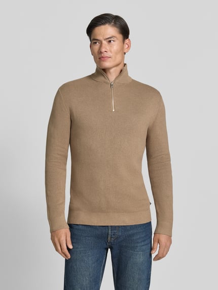 Mannenmodel draagt Slim Fit pullover uit puur katoen Model 'MILANO' van JACK & JONES premium, schipperskraag, tricotlook, ruglengte bij maat M 73 cm, mouwlengte bij maat M 68 cm, effen beige, geheel vooraanzicht.