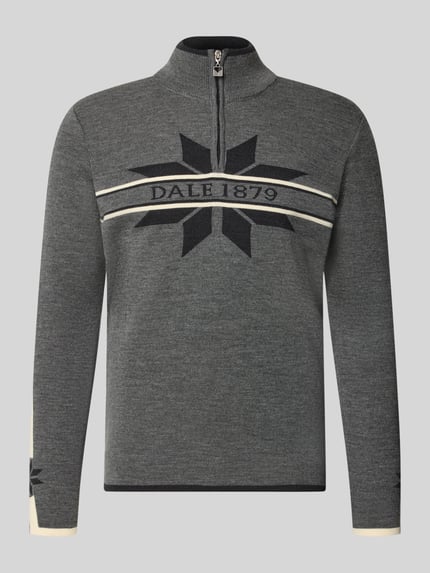 Produktfoto, Wollpullover mit Label-Print Modell 'Nale' von Dale of Norway aus reiner Wolle, gerade geschnitten, grau mit Troyer-Kragen, gerippte Struktur
