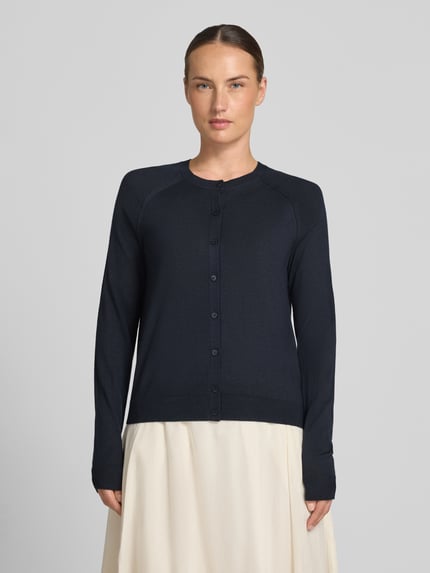 Frauenmodel trägt Relaxed Fit Strickjacke aus reiner Schurwolle Modell 'FONAMI' von BOSS in Dunkelblau, Damen, glatte Textur, Ganzkörperansicht von vorne.