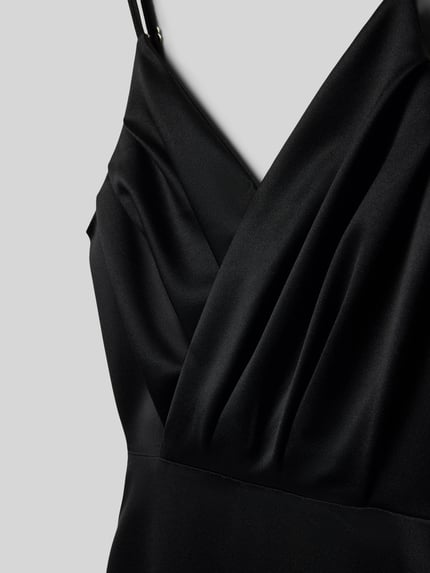 Produktfoto, czarny Regular Fit Abendkleid mit V-Ausschnitt od G.O.L., satyna, taliowany krój, regulowane ramiączka, zakładki, zamek, długość pleców w rozmiarze 140: 115 cm, gładka tekstura