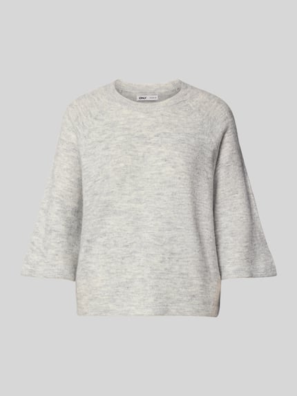 Produktfoto, Oversized Strickpullover mit 3/4-Arm Modell 'SIMONI' von Only in heller Melange-Strickoptik, unifarben, mit Rundhalsausschnitt.