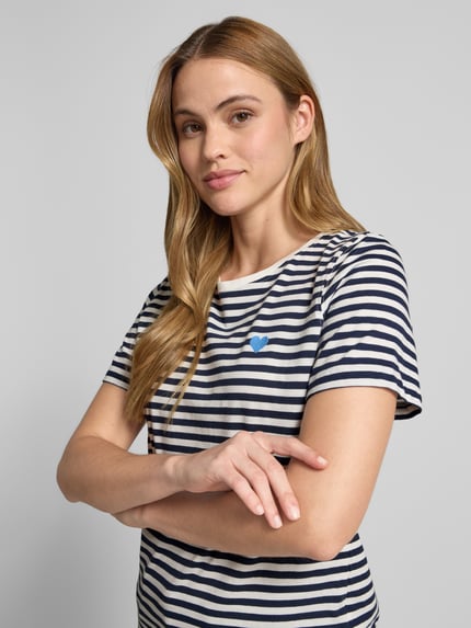Vrouwenmodel draagt T-Shirt mit Motiv-Stitching und Rundhalsausschnitt van FREE/QUENT, rechte fit, katoen, model 'Mian', dichtbij opname van bovenlichaam