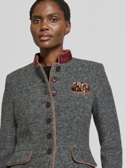 Frauenmodel trägt Blazer mit Brustleistentasche und Einstecktuch von White Label, graue Melange, dunkelrote Details, Nahaufnahme Oberkörper. Taillierter Schnitt, Stehkragen, Knopfleiste, Pattentaschen, bei Größe 36 Rückenlänge 57 cm, Brustweite 45 cm, Ärmellänge 65 cm.