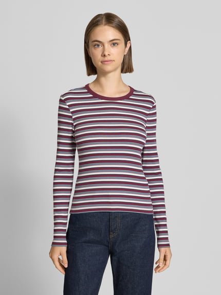 Frauenmodel trägt Regular Fit Langarmshirt aus Baumwoll-Mix Modell 'VAL' von ONLY, gestreift in Weiß, Burgunderrot und Blau, Damen Langarmshirt von ONLY, Ganzkörperansicht von vorne.